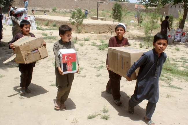 Afganistan'da bulunan Türk birliğinden savaş mağduru ailelere yardım